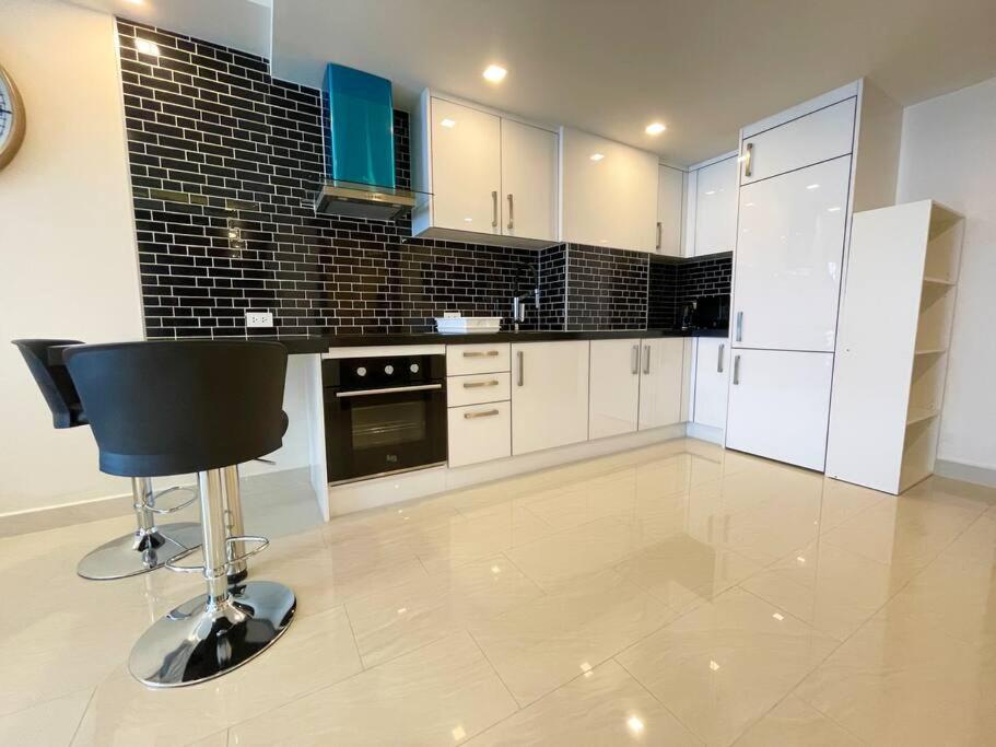 Large Luxury, Pool View, Grand Avenue, Pattaya - 202 Lägenhet Exteriör bild